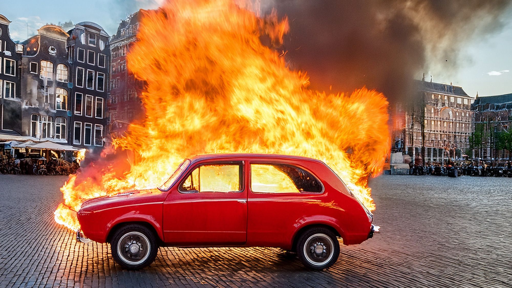 アムステルダム中心部で車が爆発炎上、運転手は自殺を試みた可能性
