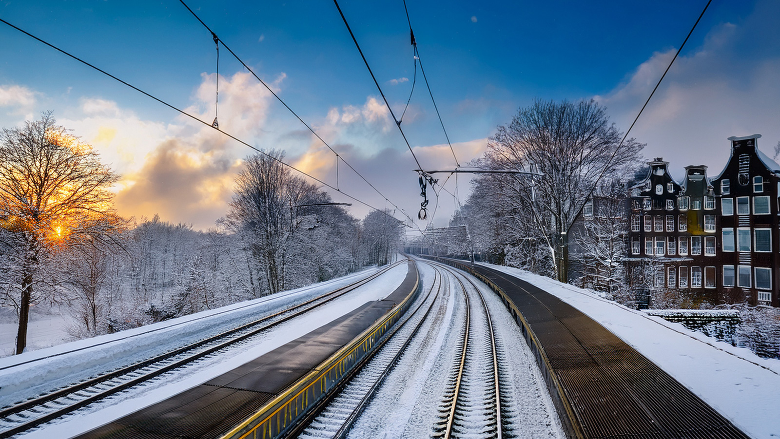 大雪でアムステルダム中央駅とスキポール空港への列車運行が完全停止