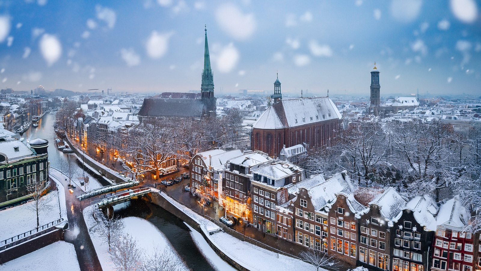 オランダに大雪警報（コードオレンジ）、道路と公共交通機関に影響広がる