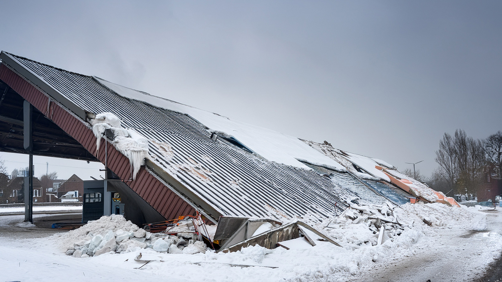 ティルブルフの工業地帯で屋根が崩落―積雪30cmが3万㎡の大型建屋を直撃