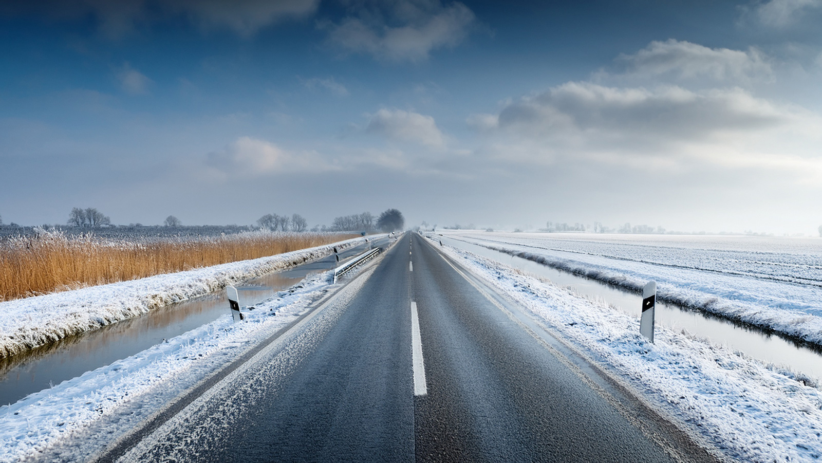 融雪トラックも横転―オランダ全土で路面凍結による事故多発