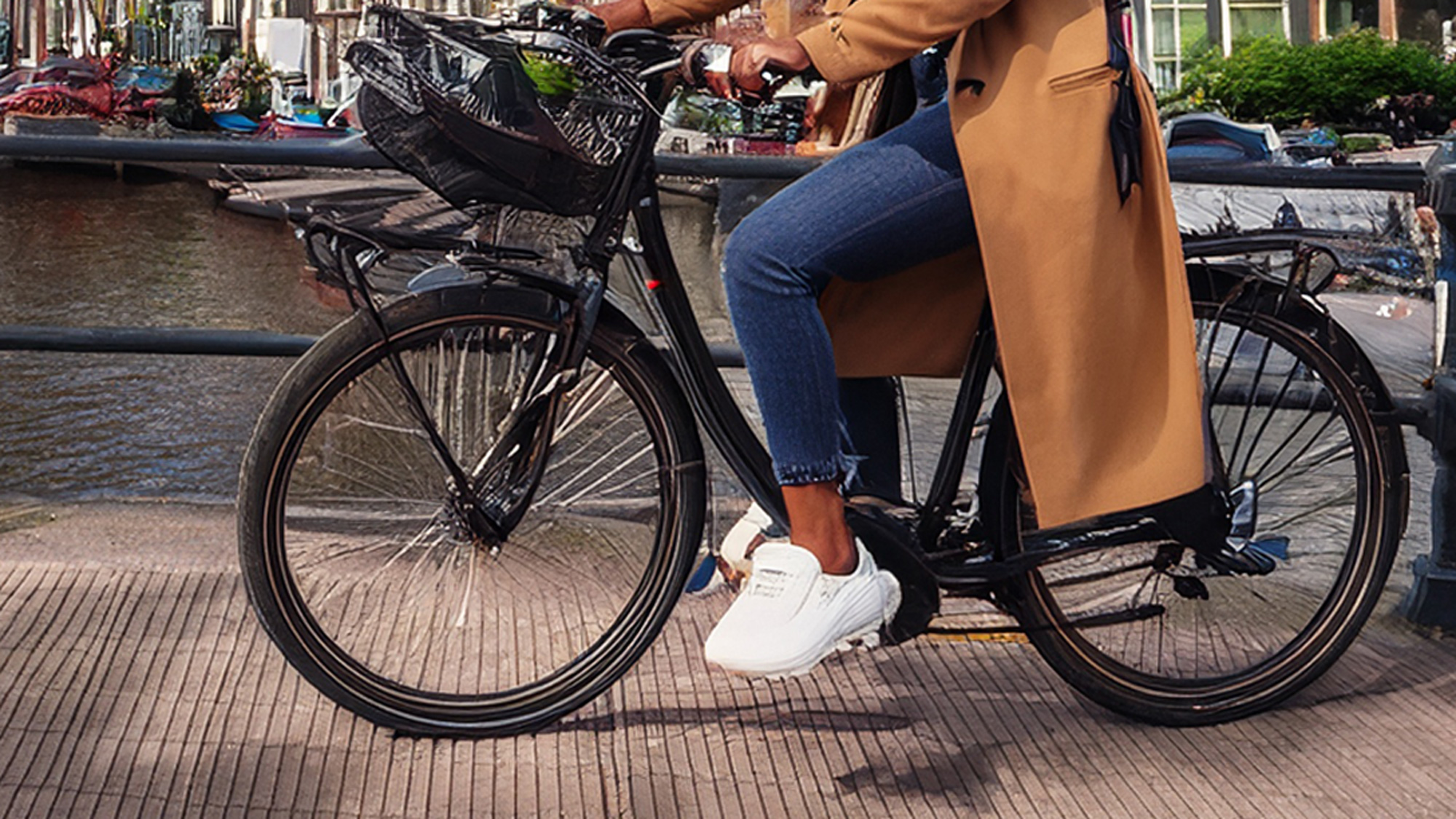 若年層の電動自転車利用者にヘルメット義務化、国民の83％が賛成