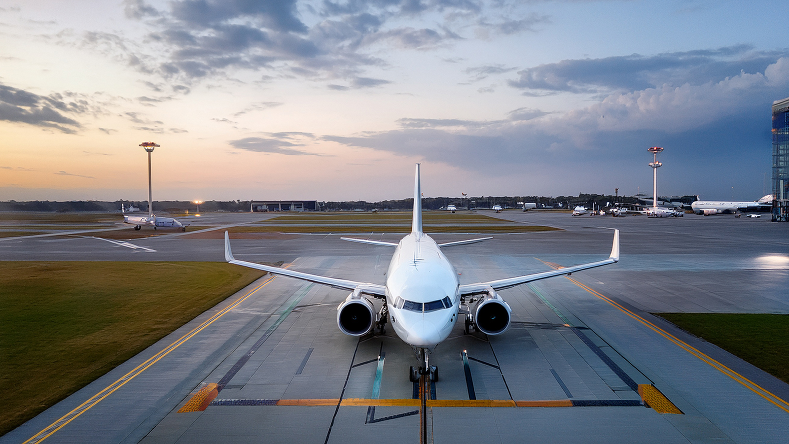 航空券も駐車場も高騰、オランダ発の空の旅が“高すぎる国”に