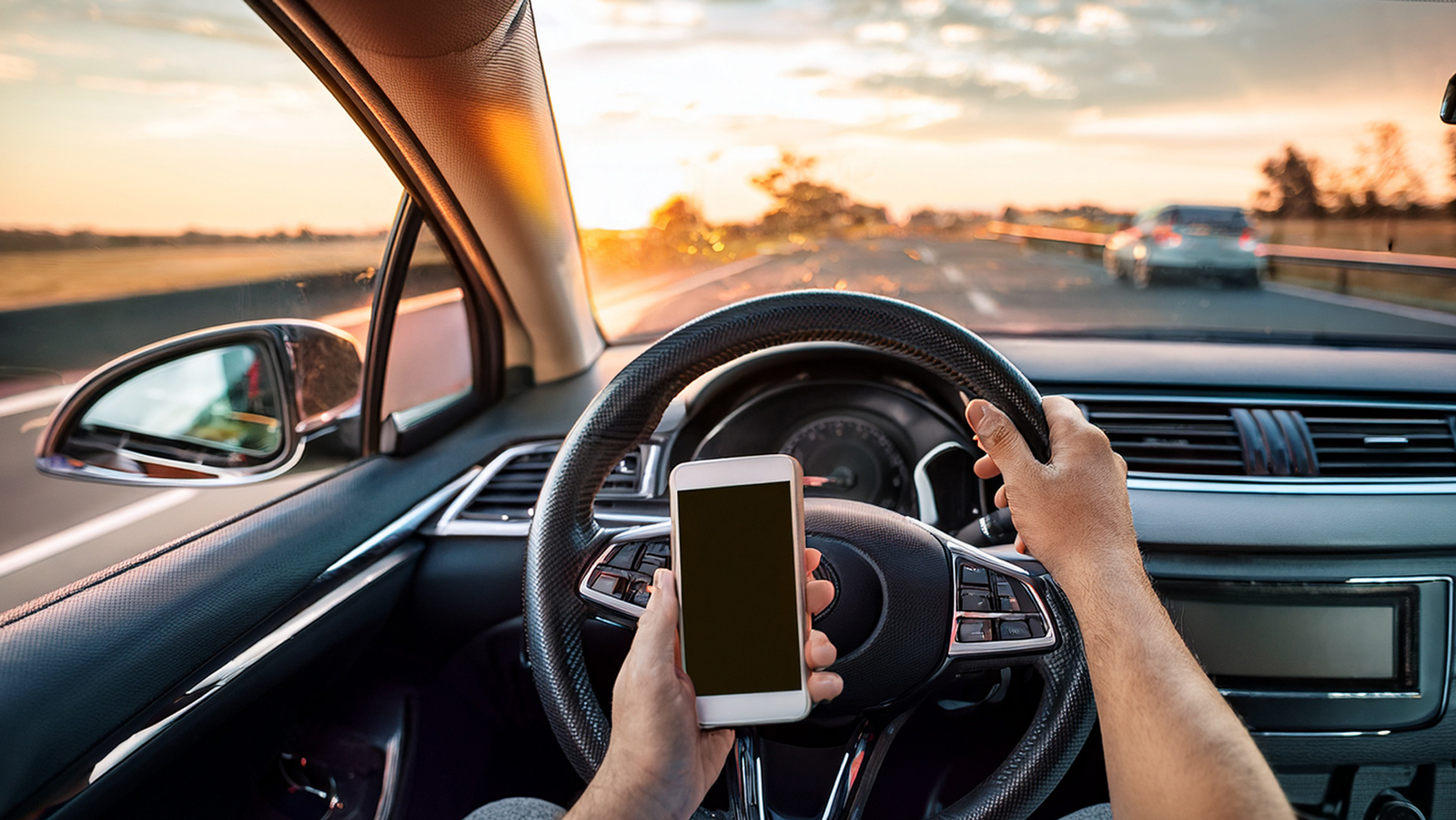 スマホ運転の違反が急増も、スピード違反は減少