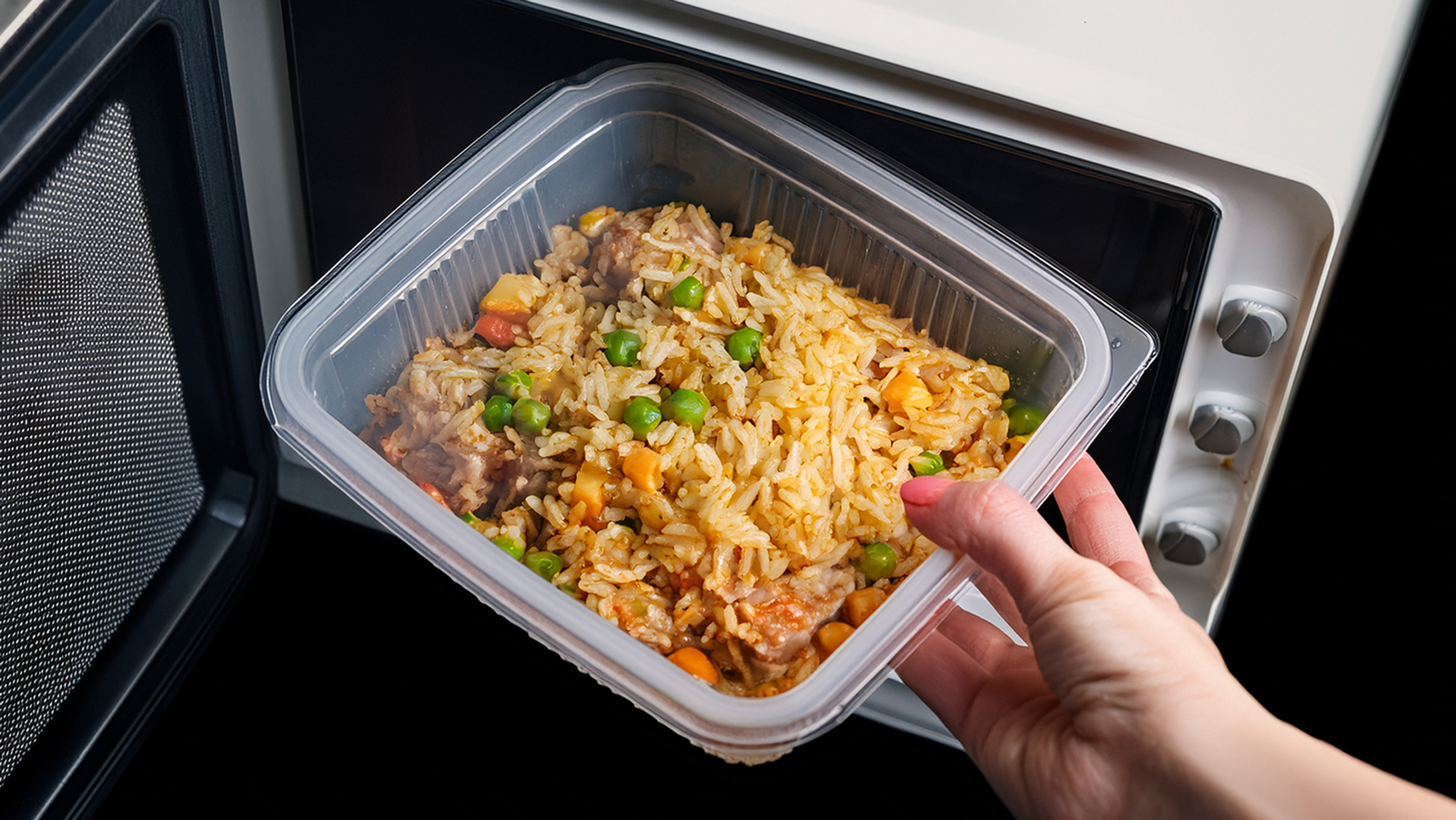 電子レンジ対応容器に有害物質の懸念─加熱で微小プラスチックが大量放出